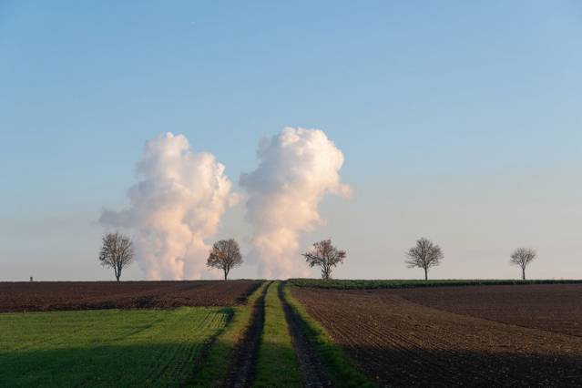 Biofelder in Neuenhoven mit Kraftwerkswolken